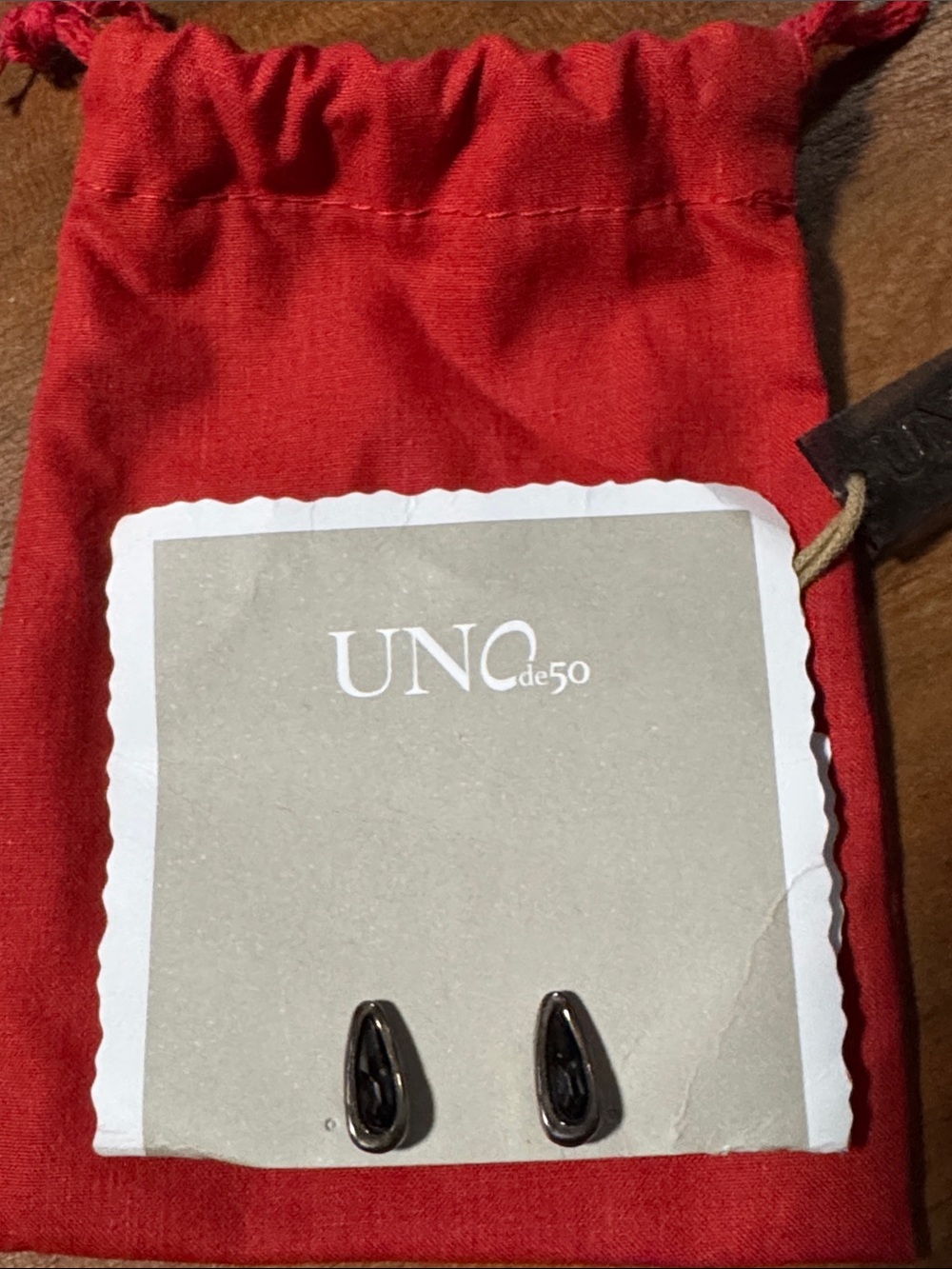 UNO de 50 Black Teardrop Stud Earrings on Card